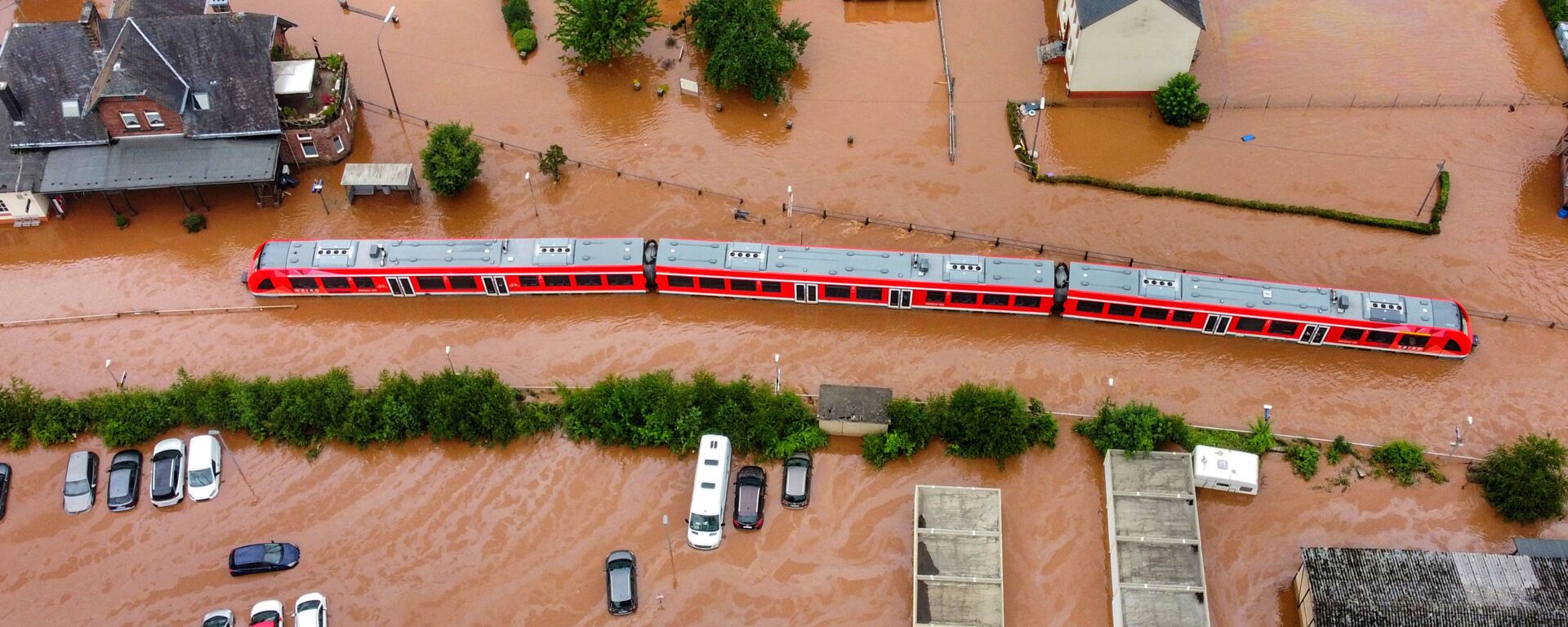 Foto aérea tirada em 15 de julho de 2021 mostra trem regional parado na estação ferroviária da cidade de Kordel, inundada pelas águas do rio Kyll, na Alemanha - Sputnik Brasil, 1920, 15.07.2021