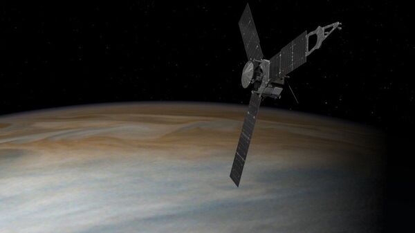 Representação artística da nave espacial Juno, da NASA, em órbita sobre Júpiter - Sputnik Brasil