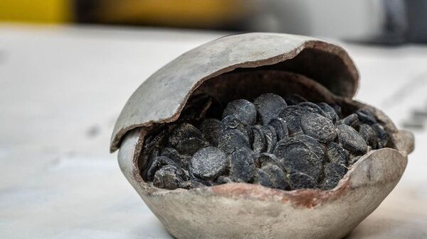 Jarro pesado de cerâmica contendo centenas de moedas milenares - Sputnik Brasil