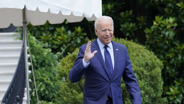 Presidente dos EUA, Joe Biden, tenta ouvir perguntas gritadas por repórteres no gramado sul da Casa Branca em Washington, 16 de julho de 2021 - Sputnik Brasil