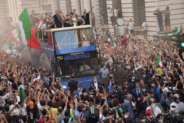 Jogadores da seleção italiana percorrem ruas de Roma em ônibus  com o troféu da Eurocopa 2020
 - Sputnik Brasil