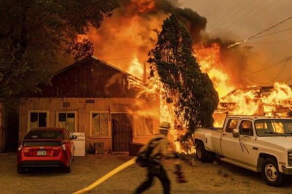 Fogo destrói casa no estado norte-americano da Califórnia
 - Sputnik Brasil