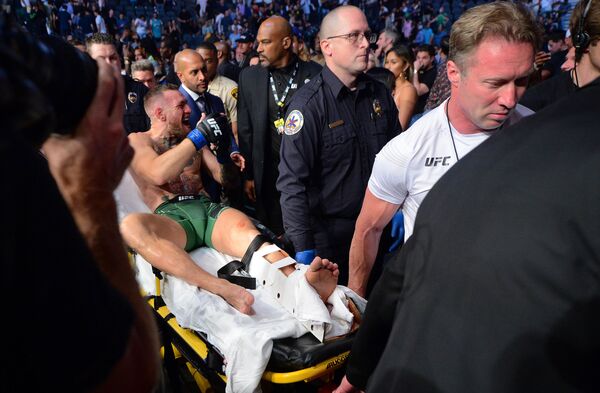 Lutador irlandês Conor McGregor é levado em maca após combate com o lutador dos EUA Dustin Poirier
 - Sputnik Brasil