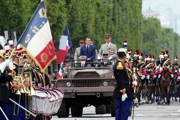 Presidente francês Emmanuel Macron e general François Lecointre no desfile do Dia da Bastilha
 - Sputnik Brasil