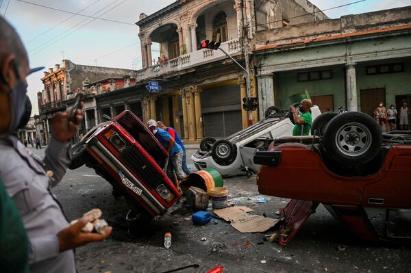 Veículos tombados durante manifestação contra as autoridades em Havana, Cuba 
 - Sputnik Brasil