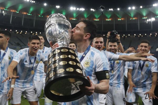 Lionel Messi beija o troféu depois de derrotar o Brasil na final da Copa América no Maracanã, Rio de Janeiro 
 - Sputnik Brasil