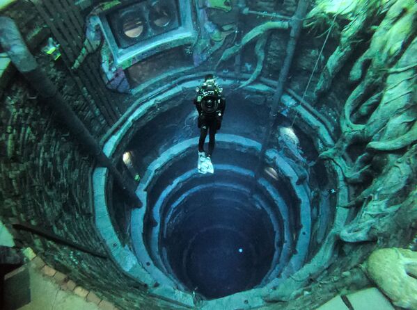 Mergulhador nada na mais profunda piscina do mundo, Deep Dive, no Dubai, EAU
 - Sputnik Brasil