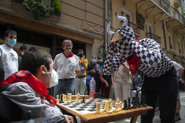 Jogadores de xadrez em rua de Pamplona, Espanha, durante o torneio Chess Run
 - Sputnik Brasil