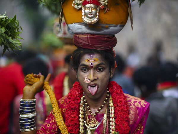 Participante do festival Bonalu em Hyderabad, Índia 
 - Sputnik Brasil