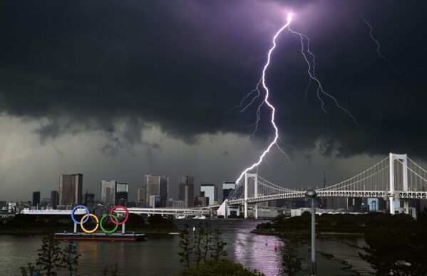 Relâmpago sobre a Rainbow Bridge em Tóquio, Japão  
 - Sputnik Brasil