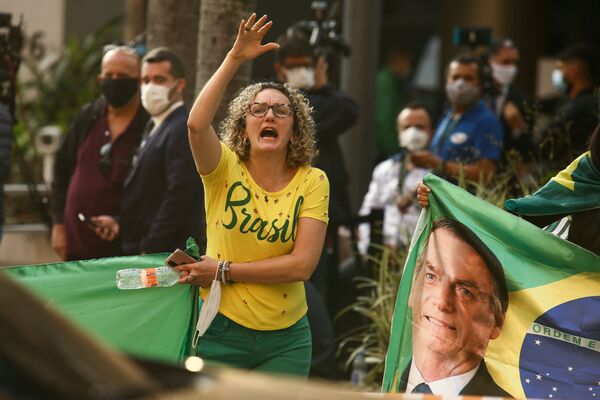 Apoiadora do presidente brasileiro Jair Bolsonaro em frente ao hospital Vila Nova Star, São Paulo, 16 de junho de 2021 - Sputnik Brasil