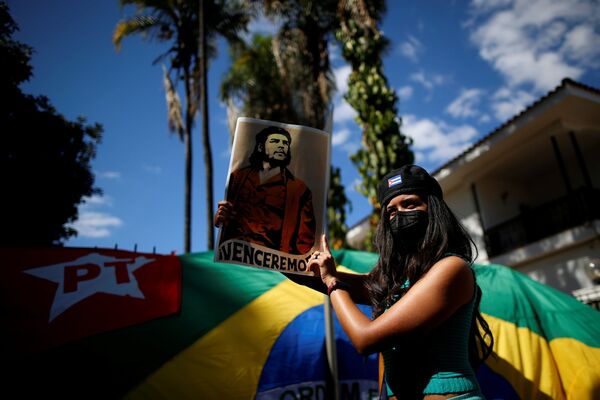 Apoiadora do governo cubano protesta em frente da Embaixada de Cuba em Brasília, 14 de julho de 2021 - Sputnik Brasil