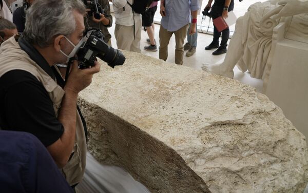 Monólito descoberto durante escavações no centro histórico de Roma, erguido no ano 49 d.C., durante o reinado do imperador Cláudio - Sputnik Brasil