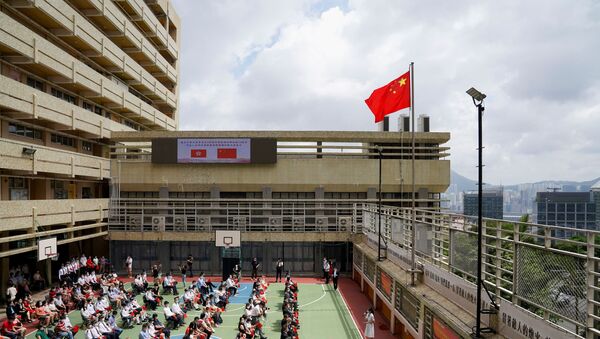Bandeira nacional da China durante assembleia escolar para assinalar o 24º aniversário da reintegração de Hong Kong à China e o 100º aniversário da fundação do Partido Comunista Chinês, em Hong Kong, China, 1º de julho de 2021 - Sputnik Brasil