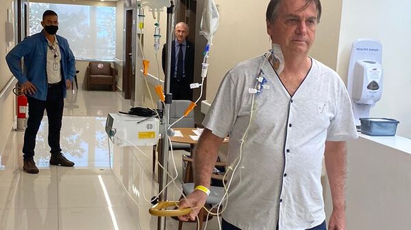 Presidente Jair Bolsonaro caminha pelos corredores do hospital Vila Nova Star, em São Paulo, Brasil - Sputnik Brasil