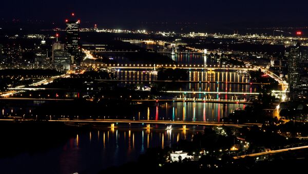 A long time exposure shows a night view of bridges over the Danube river from Leopoldsberg in Vienna, Austria August 15, 2019. - Sputnik Brasil