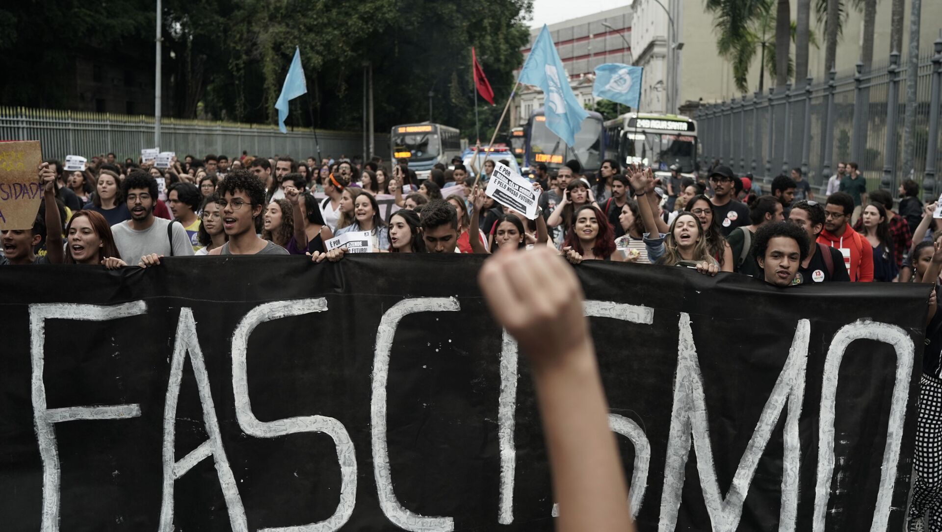 Estudantes da Universidade Federal do Rio de Janeiro seguram faixa durante protesto. Foto de arquivo - Sputnik Brasil, 1920, 19.07.2021