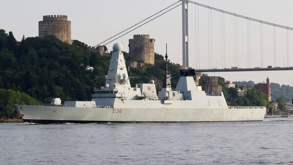 HMS Defender, destróier da Marinha Real Britânica do Type 45 navega no Bósforo a caminho do mar Mediterrâneo, Istambul, Turquia, 2 de julho de 2021 - Sputnik Brasil