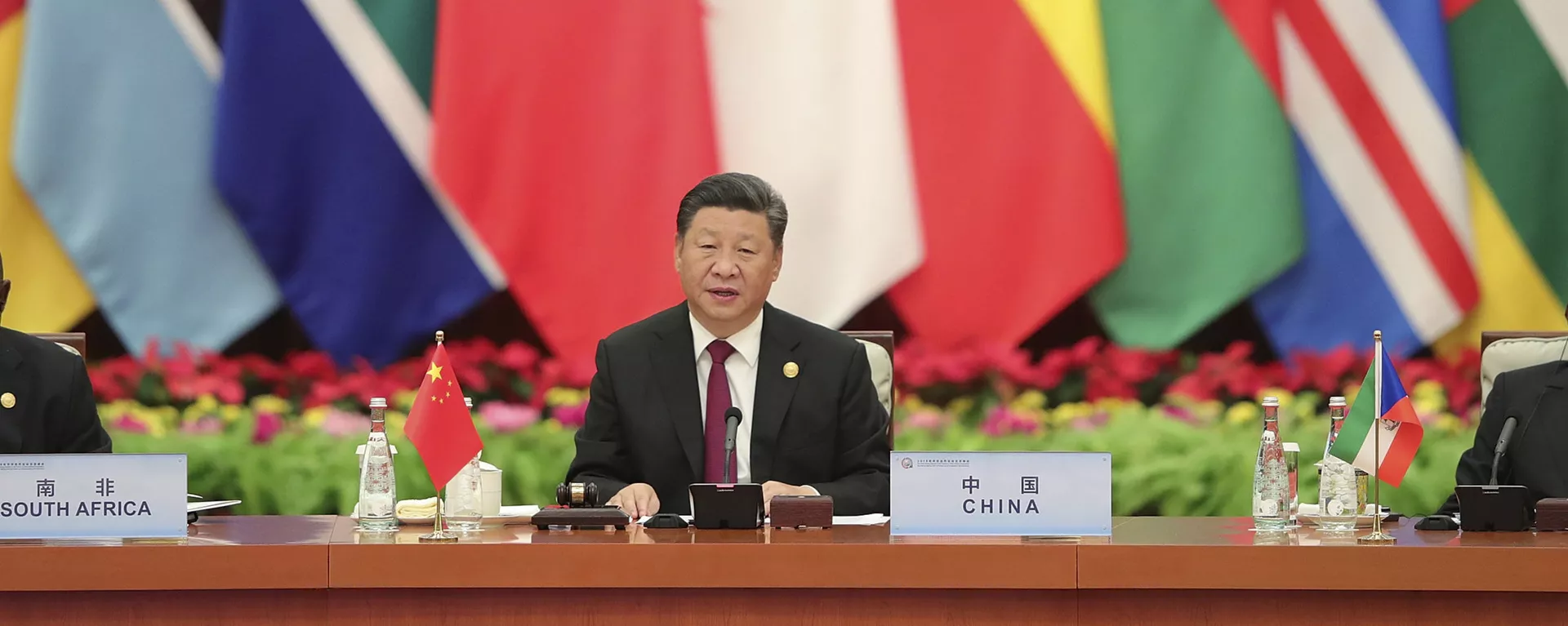 O presidente chinês, Xi Jinping, fala com o presidente sul-africano Cyril Ramaphosa (à esquerda), durante a Cúpula do Fórum de Cooperação China-África em Pequim 2018. Os empréstimos da China a países pobres da África e da Ásia impõem condições de sigilo e reembolso incomuns que estão prejudicando sua capacidade de renegociar dívidas após a pandemia do coronavírus - Sputnik Brasil, 1920, 25.09.2023