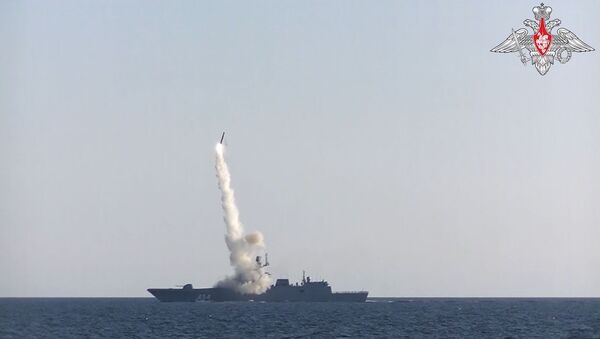 Fragata russa Admiral Gorshkov dispara míssil hipersônico Tsirkon no mar Branco em 19 de julho de 2021 - Sputnik Brasil