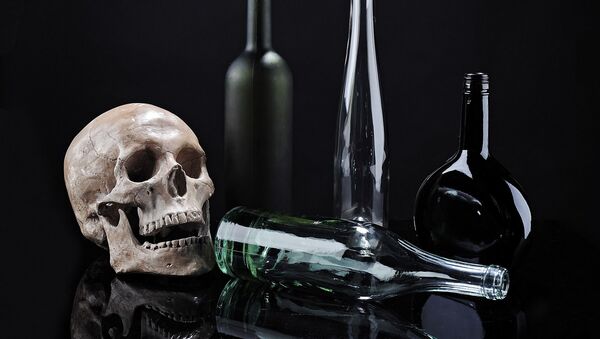Esqueleto com garrafas - Sputnik Brasil