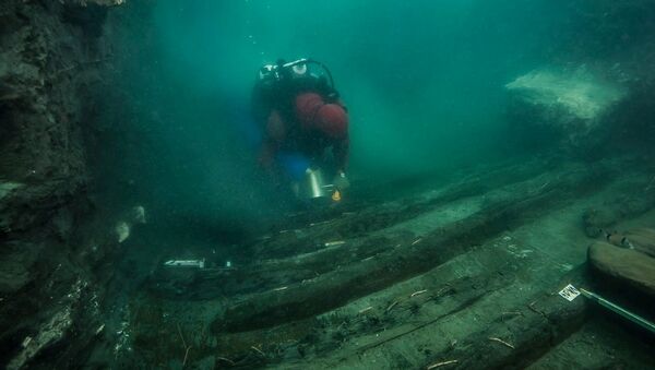 Um mergulhador examina os restos de um antigo navio militar descoberto na cidade submersa do Mediterrâneo, na costa de Alexandria, Egito - Sputnik Brasil