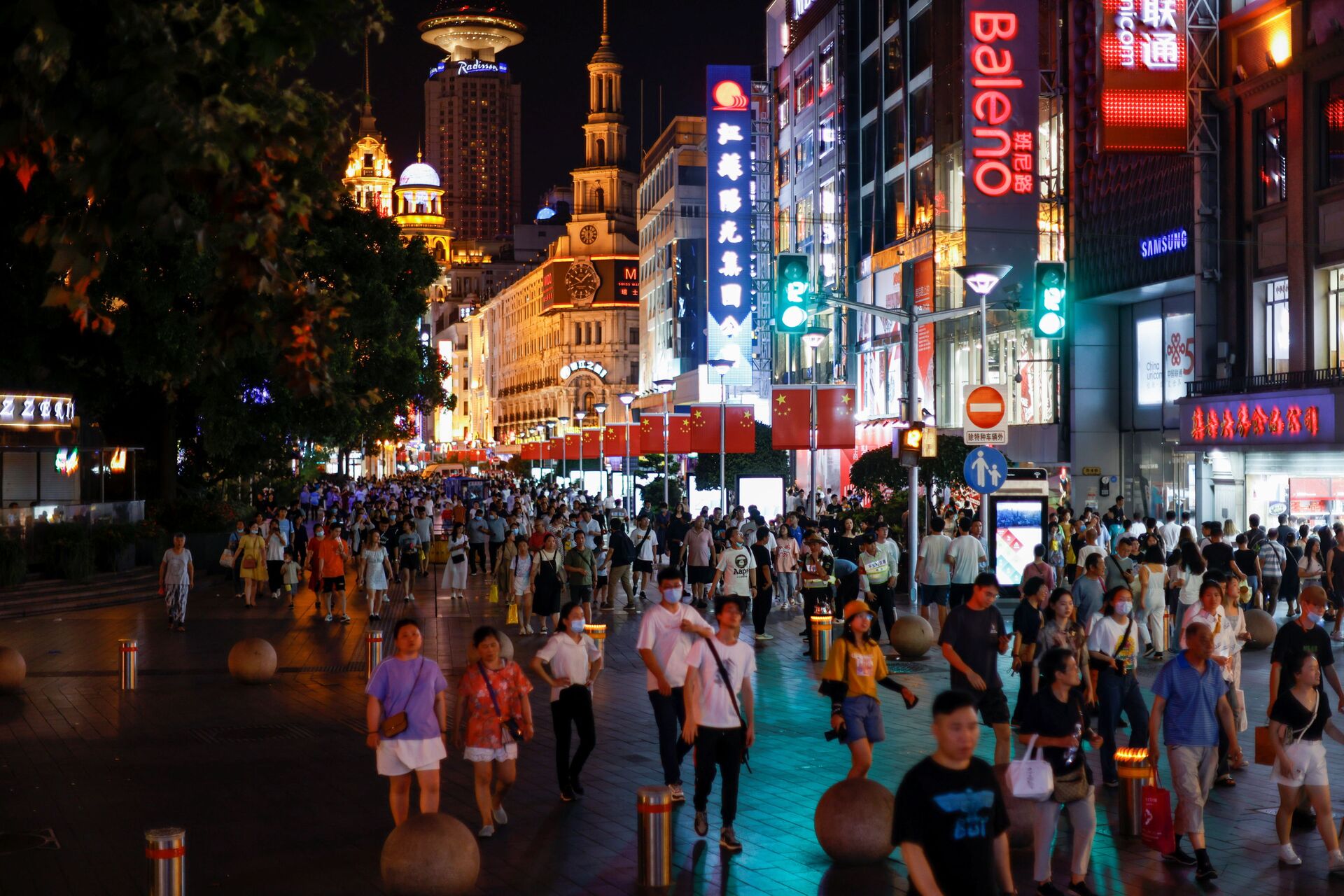 Pessoas na principal zona comercial de Xangai, China, 12 de julho de 2021 - Sputnik Brasil, 1920, 09.11.2021