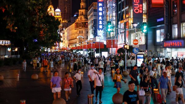 Pessoas na principal zona comercial de Xangai, China, 12 de julho de 2021 - Sputnik Brasil