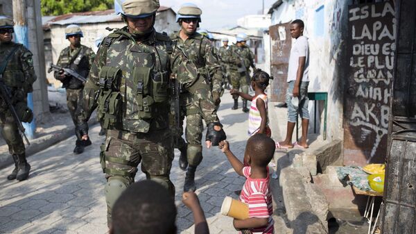  Soldados da paz da ONU do Brasil com crianças enquanto patrulham a favela Cite Soleil, em Porto Príncipe, Haiti., 22 de fevereiro de 2017 - Sputnik Brasil