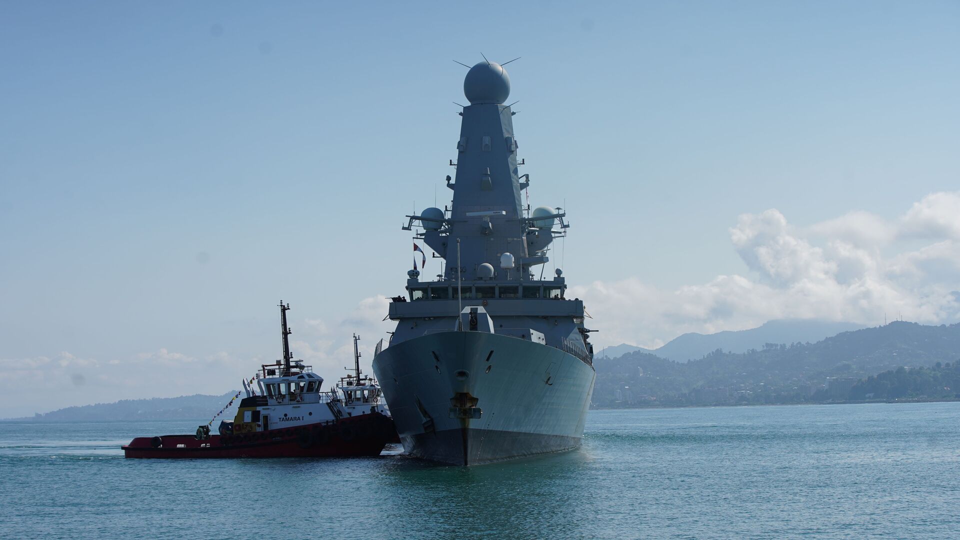 HMS Defender, destróier da Marinha Real Britânica, chega ao porto do mar Negro de Batumi, Geórgia, 26 de junho de 2021 - Sputnik Brasil, 1920, 09.11.2021