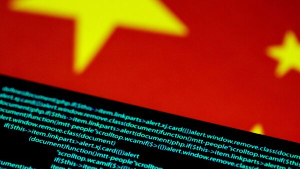 Código de computador é visto em uma tela acima de uma bandeira da China em 12 de julho de 2017 - Sputnik Brasil