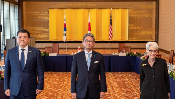 Vice-chanceler do Japão, Takeo Mori, primeiro vice-chanceler da Coreia do Sul, Choi Jong-kun, e a vice-secretária dos EUA, Wendy Sherman, antes da reunião trilateral em Tóquio, 21 de julho de 2021 - Sputnik Brasil