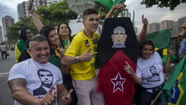 Apoiadores de Jair Bolsonaro são fotografados retratados com um caixão representando o ex-presidente Lula, no Rio de Janeiro, Brasil, em 28 de outubro de 2018 - Sputnik Brasil