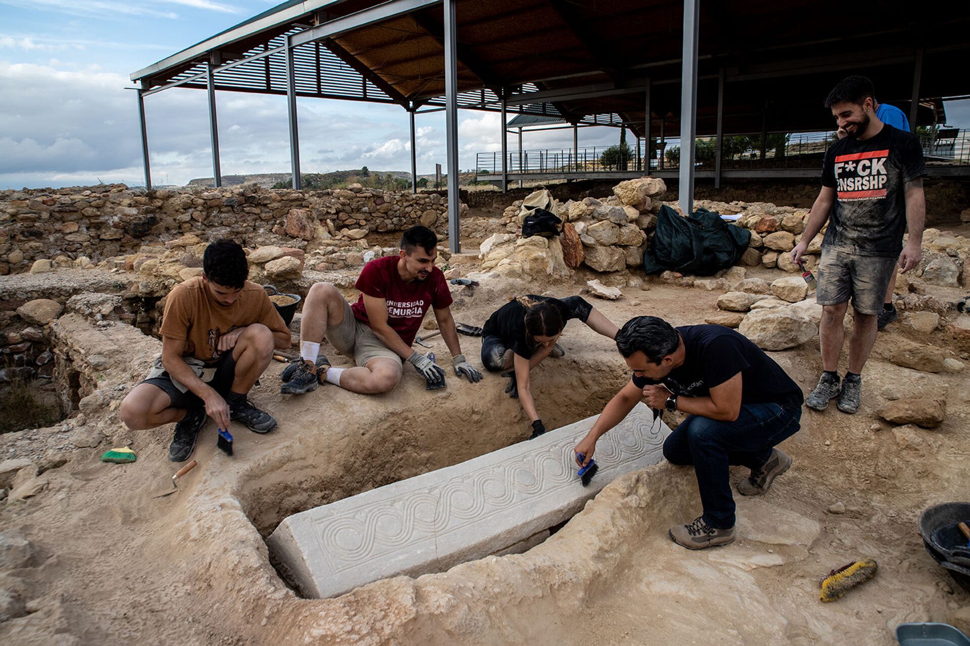 Descobrem na Espanha sarcófago de época dos visigodos com antigos símbolos sacros (FOTOS) - Sputnik Brasil, 1920, 23.07.2021