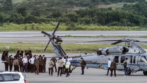 O presidente da Colômbia, Iván Duque, caminha cercado por guarda-costas perto do helicóptero presidencial em Cúcuta, Colômbia, em 25 de junho de 2021 - Sputnik Brasil