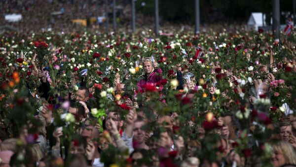 Várias pessoas se juntam para participar da marcha das rosas, em memória das vítimas do ataque terrorista em 22 de julho de 2011, em Oslo, na Noruega - Sputnik Brasil
