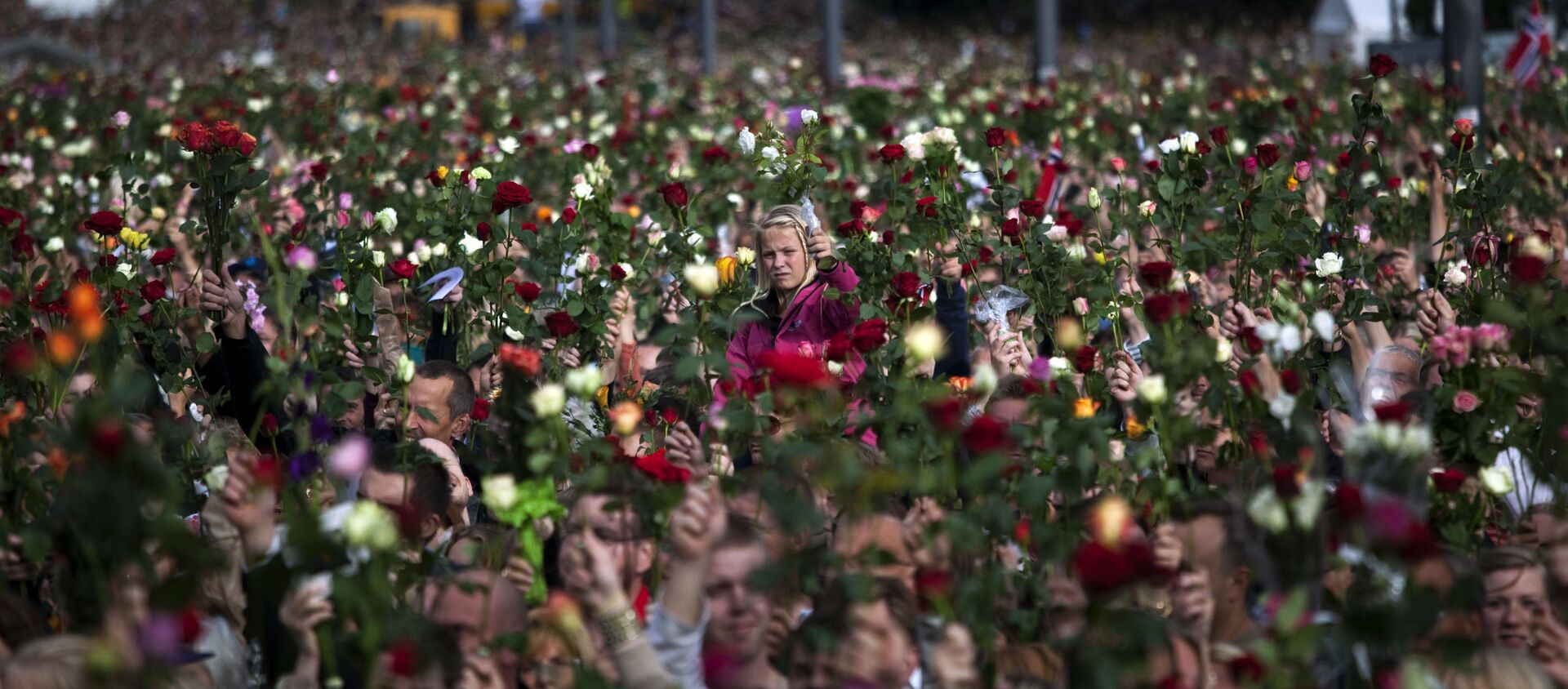 Várias pessoas se juntam para participar da marcha das rosas, em memória das vítimas do ataque terrorista em 22 de julho de 2011, em Oslo, na Noruega - Sputnik Brasil, 1920, 22.07.2021