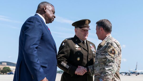 Chefe do Estado-Maior Conjunto dos EUA, general Mark Milley (no centro), general Austin Scott Miller, ex-comandante-chefe dos EUA no Afeganistão e secretário de Defesa Lloyd Austin (à esquerda) na Base de Andrews da Força Aérea dos EUA, Estados Unidos, 14 de julho de 2021 - Sputnik Brasil