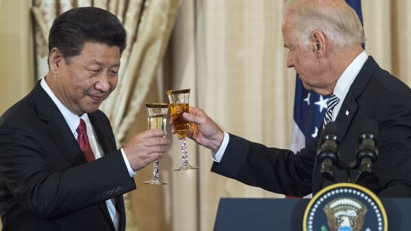 O então vice-presidente dos EUA, Joe Biden, e o presidente chinês, Xi Jinping, brindam durante almoço, em 25 de setembro de 2015, Washington, EUA - Sputnik Brasil