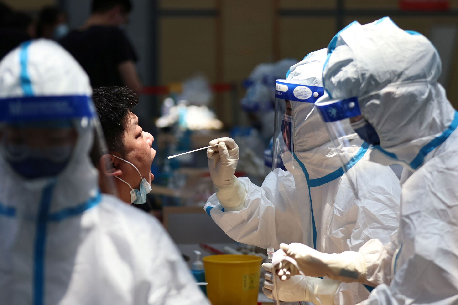 Funcionário da saúde em traje de proteção realiza teste à COVID-19 em Nanjing, China, 21 de julho de 2021 - Sputnik Brasil, 1920, 13.12.2021