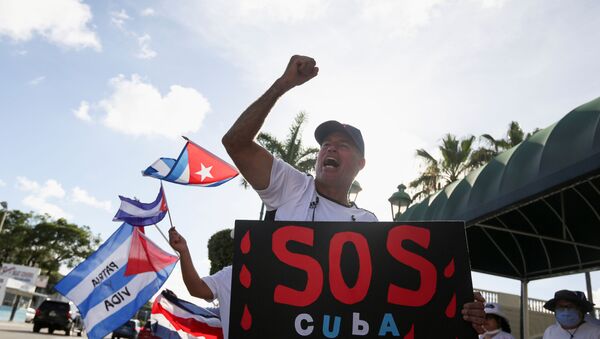  Imigrantes com bandeiras cubanas apoiando os protestos em Cuba, Miami, EUA, 18 de julho de 2021 - Sputnik Brasil