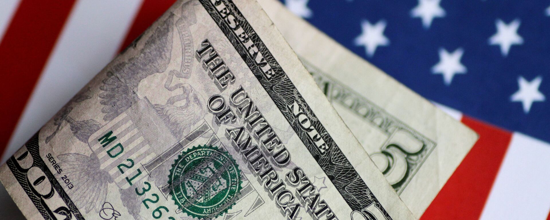 Nota de dólar na bandeira americana (imagem referencial) - Sputnik Brasil, 1920, 04.09.2021
