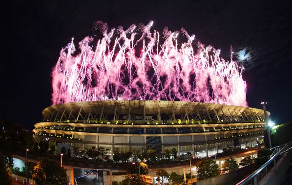 Fogos de artifício no Estádio Olímpico Nacional na cerimônia de abertura da 32ª edição dos Jogos Olímpicos de Verão em Tóquio - Sputnik Brasil