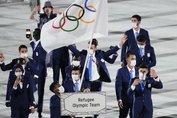  Yusra Mardini e Tachlowini Gabriyesos, da Seleção Olímpica de Refugiados, carregam a bandeira olímpica durante a cerimônia de abertura nesta sexta-feira (23), em Tóquio, Japão - Sputnik Brasil