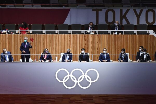 O membro do Comitê Olímpico Internacional (COI), Zaiqing Yu (2º à esquerda), gesticula para o vice-presidente do COI John Coates, membro do COI, Anita DeFrantz, o presidente do COI Thomas Bach e o imperador do Japão Naruhito (3º à esquerda) na cerimônia de abertura dos Jogos Olímpicos de Tóquio 2020 - Sputnik Brasil