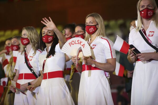 Membros da comitiva da Polônia participam da cerimônia de abertura no Estádio Olímpico de Tóquio, no Japão - Sputnik Brasil