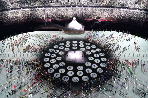 Uma visão geral do Estádio Olímpico mostra uma apresentação durante a cerimônia de abertura na capital japonesa, em 23 de julho de 2021 - Sputnik Brasil