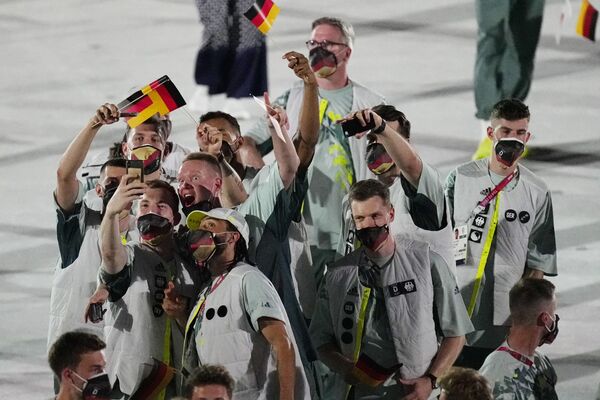 Atletas da Alemanha caminham durante a cerimônia de abertura no Estádio Olímpico dos Jogos Olímpicos de Verão de 2020 - Sputnik Brasil
