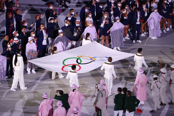 A bandeira dos Jogos Olímpicos é carregada durante a cerimônia de abertura, nesta sexta-feira (23) - Sputnik Brasil