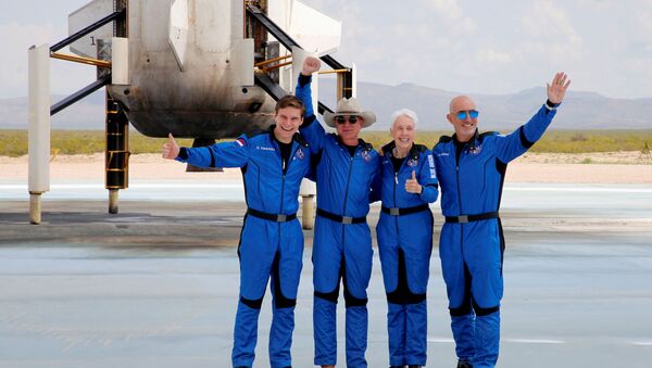 Oliver Daemen, Jeff Bezos, Wally Funk e Mark Bezos posam na pista de pouso após voo ao espaço, Texas, EUA, 20 de julho de 2021 - Sputnik Brasil